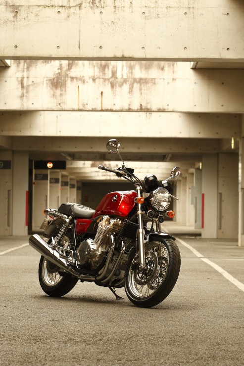 6速ミッション、ニューメーターを採用した新型CB1100と、スポーク