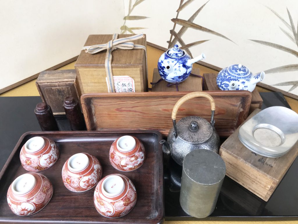 大阪で骨董品、火鉢・陶磁器・大皿・壺などの買取をお考えの方は古美術