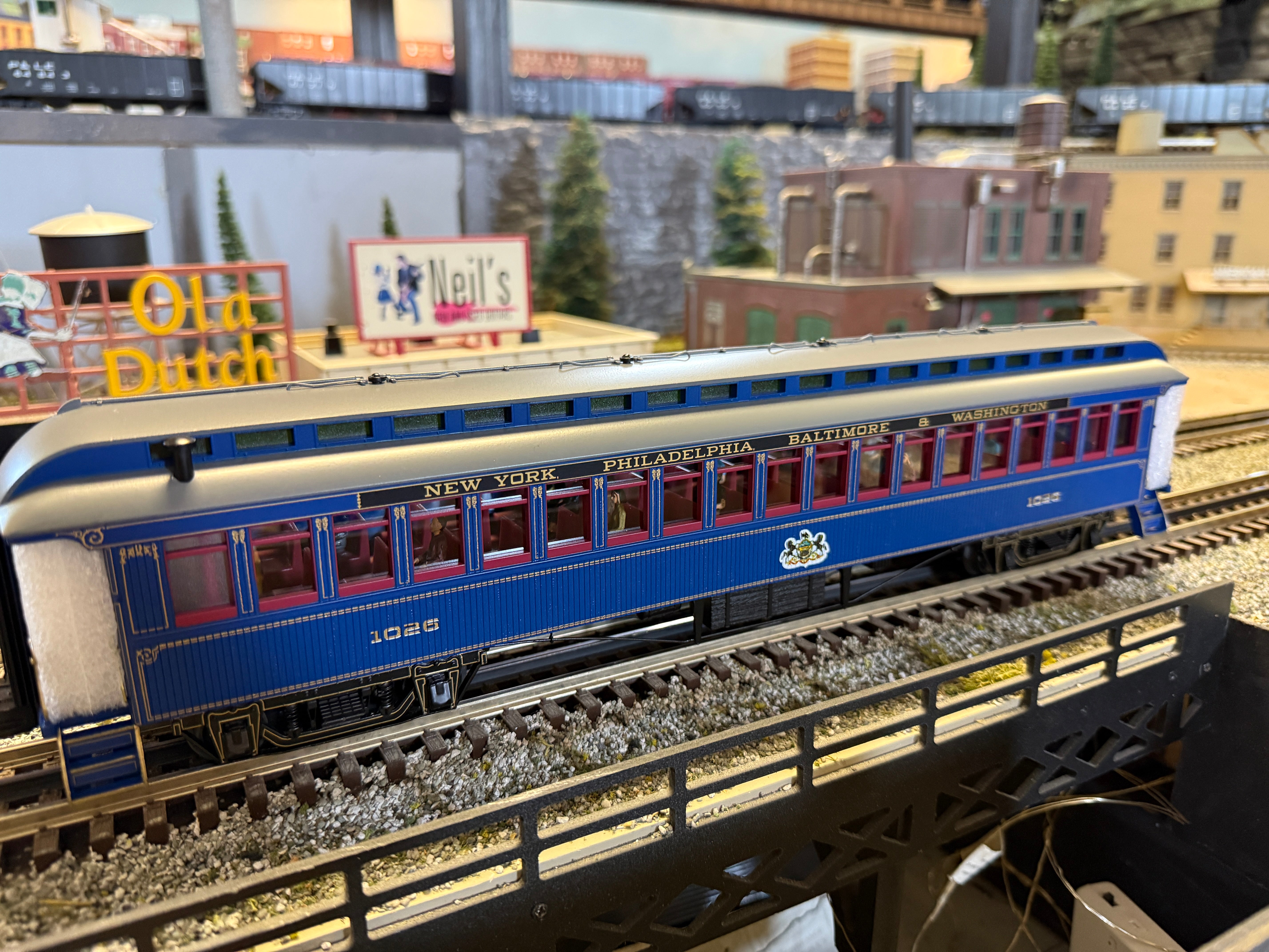 Lionel 2427550 - Royal Blue Wood Passenger Car 
