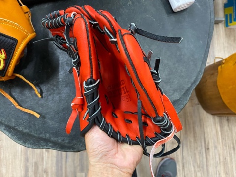 トクサンTV共同開発モデル 硬式用トレーニンググラブを小学校一年生が