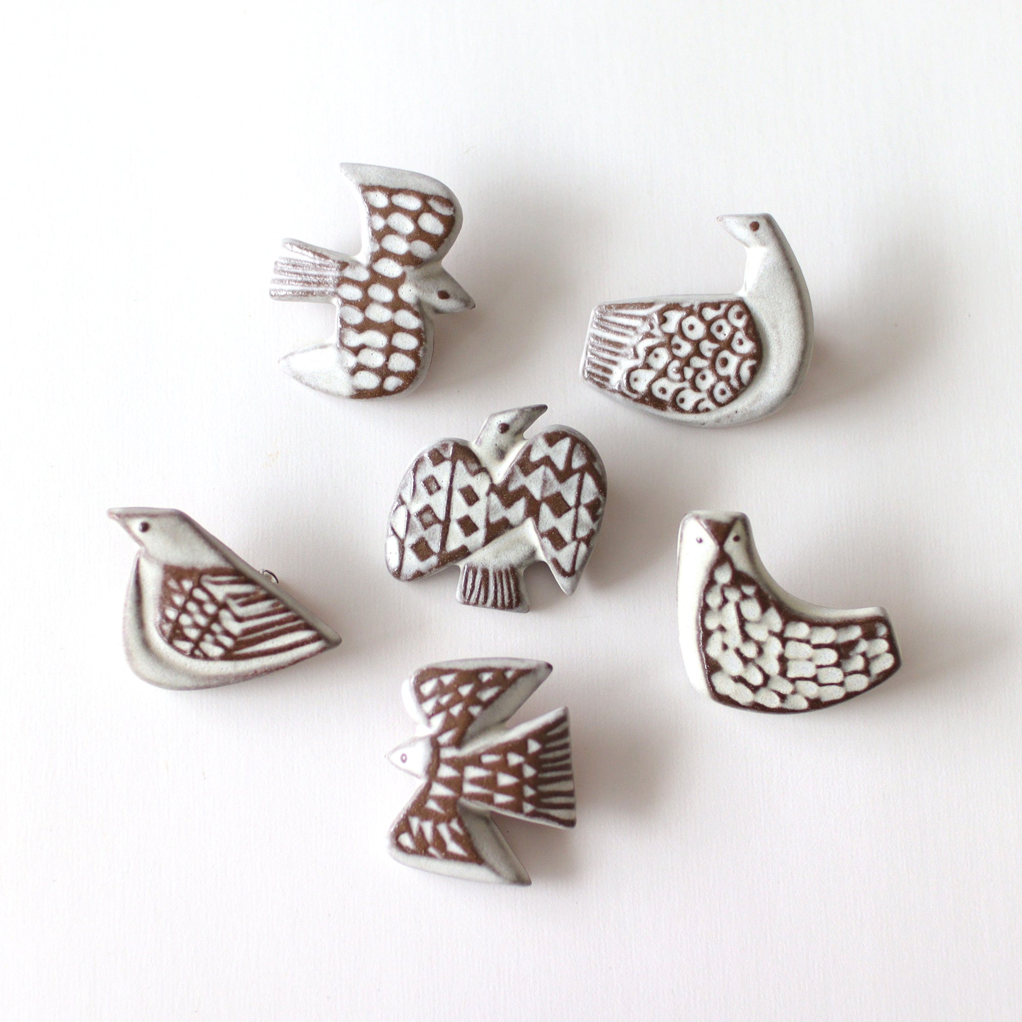 BIRD TILE BROOCH ＜WH/BR＞ – BIRDS' WORDS