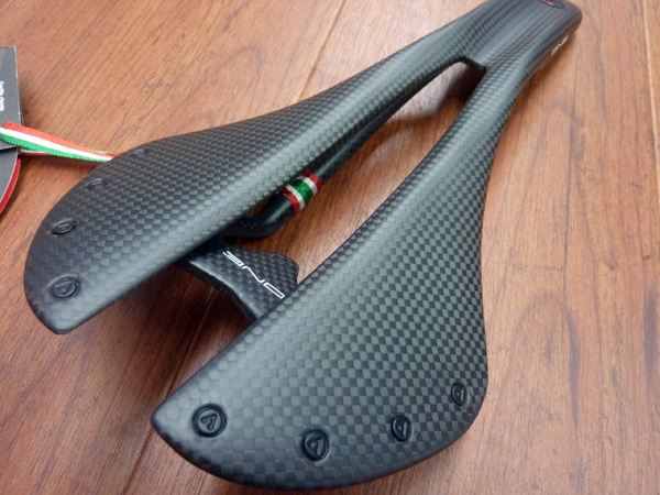 astute エルゴノミックカーボンサドル 200g astute エルゴノミック