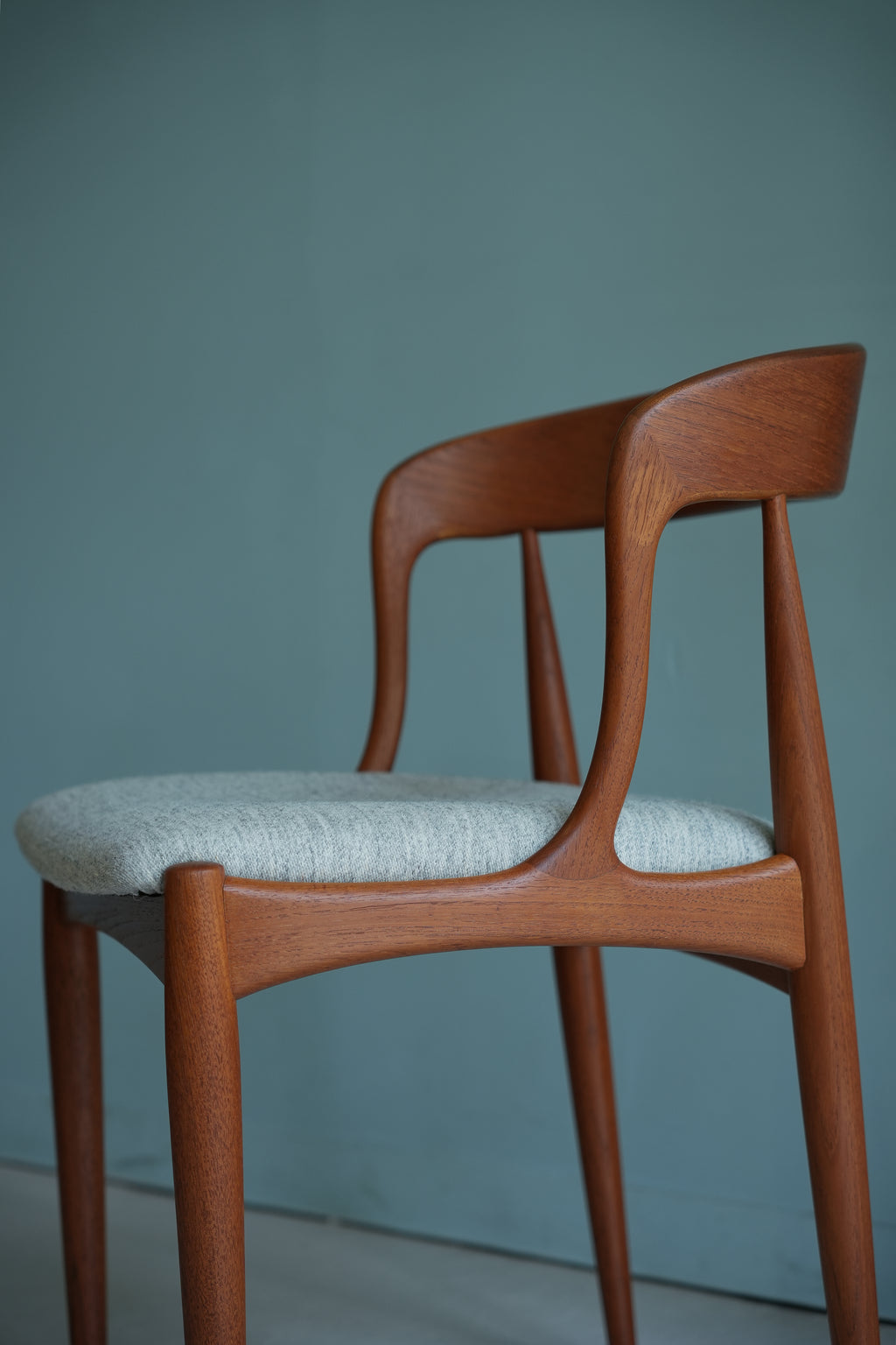 2Johannes_Andersen_Chair_Model