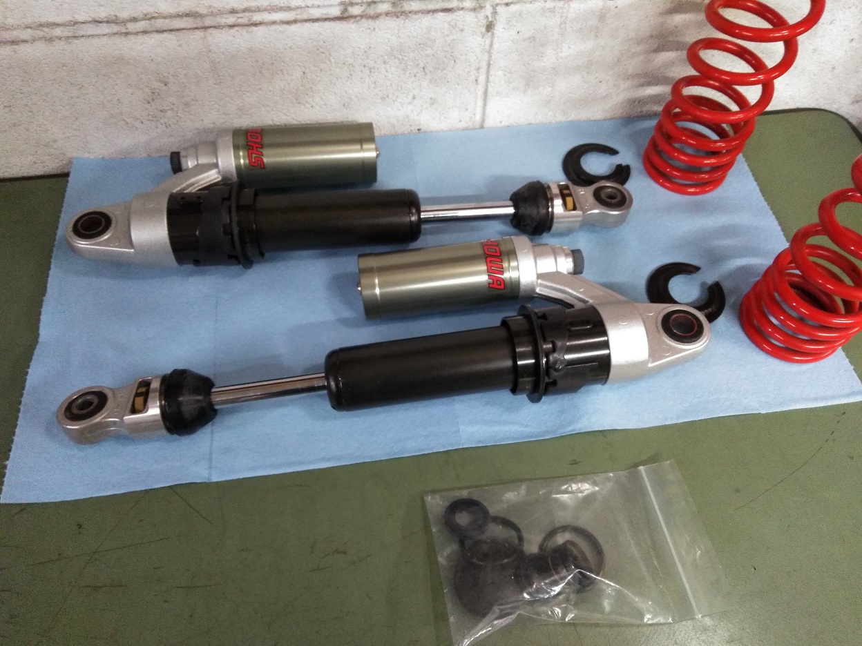 CB1300SBの純正リアショック修理 | johnny's factory