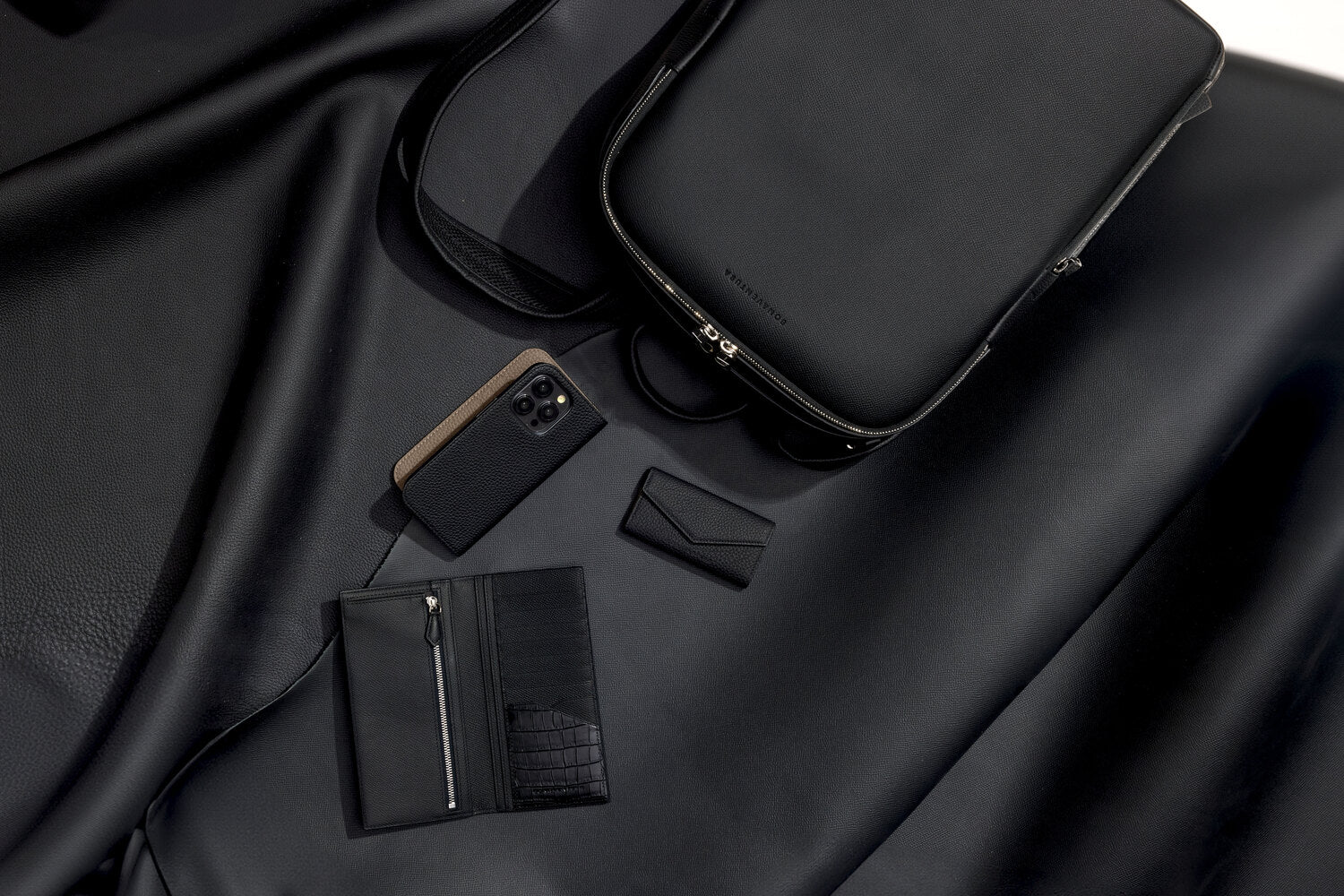 ブラック系のバッグ・iPhoneケース・レザーグッズ – ページ 2