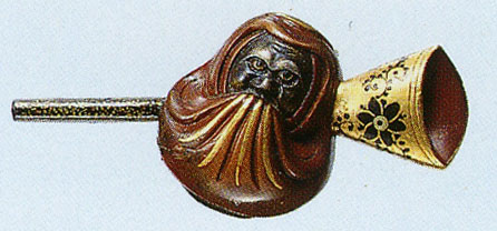 刀装具 柄前 古金工風赤銅魚子地菊紋図縁金具 虎