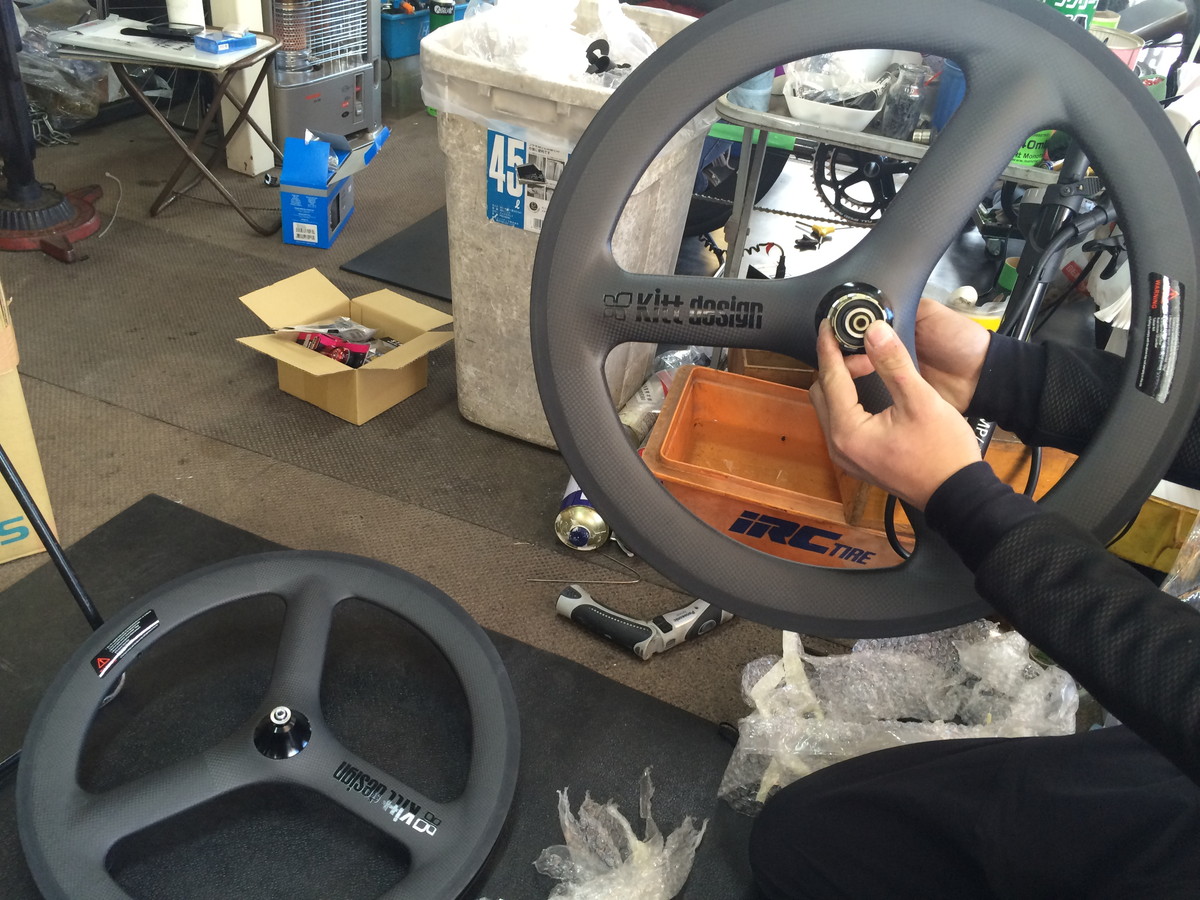 kitt design のカーボンバトンホイール、「Carbon Tri-Spoke Wheel Set