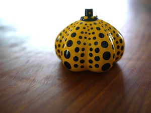 かぼちゃペーパーウェイト 草間彌生 : 縁側日記