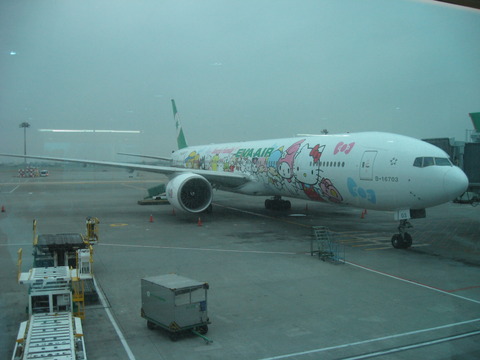 手をつなぎながら～エバー航空のボーイングB777-300ER「ハローキティ