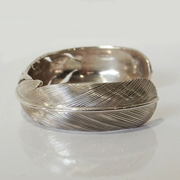 INDIAN JEWELRY】 HARVEY CHAVEZ作 フェザーシルバーバングルを通販