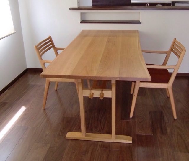 ダイニングテーブル 山桜 耳付き無垢材 | 木工房すえひろ