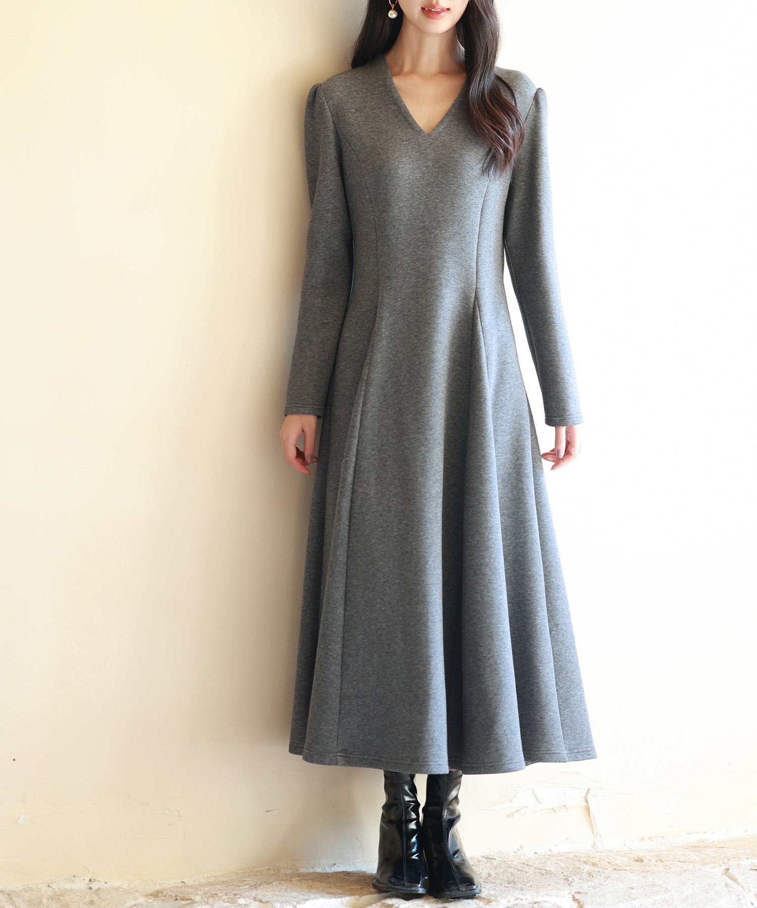 ポンチ素材Vネックゴアードワンピースsdp0177 チャコール – [公式