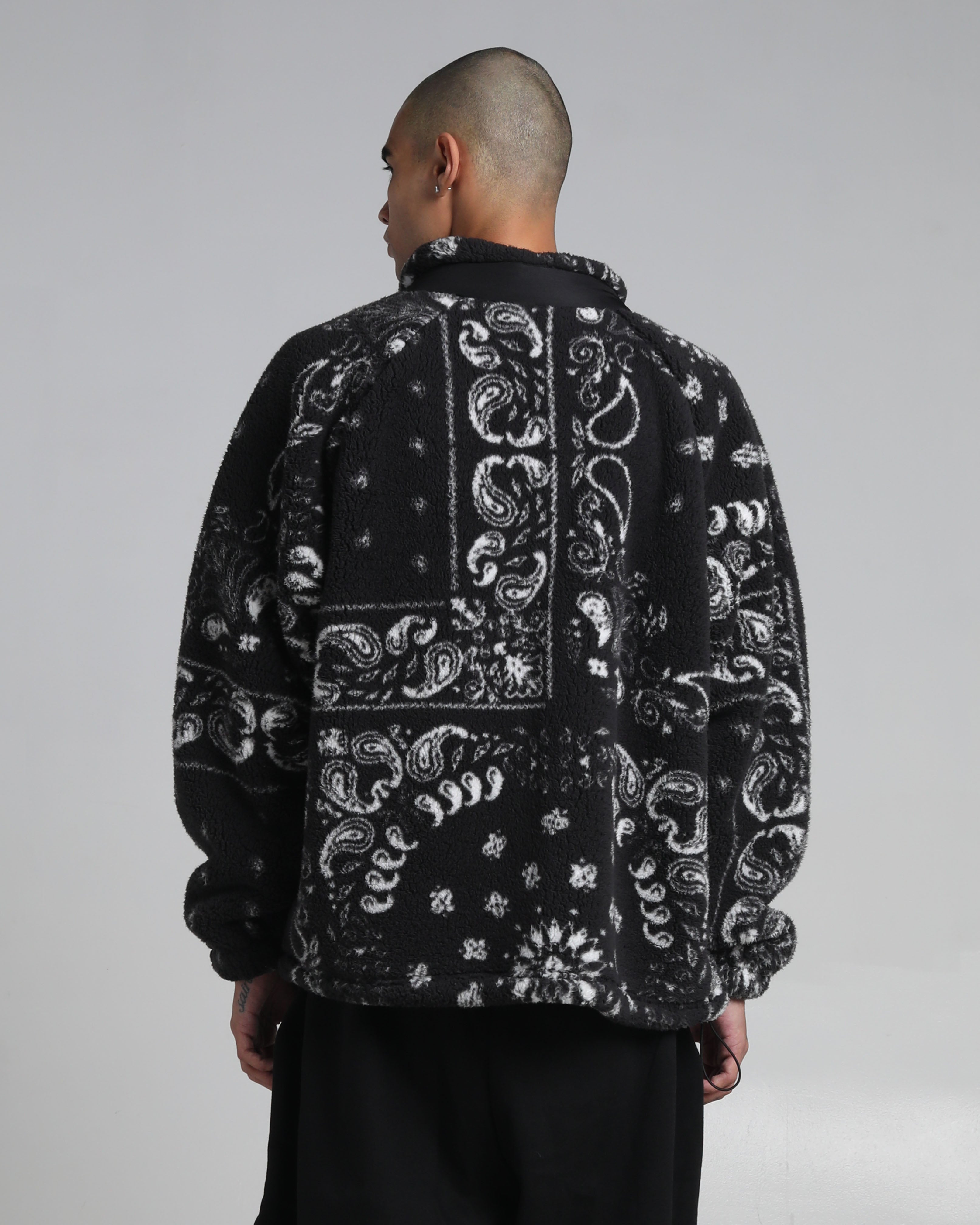 PaisleySherpaJacket_Black_003.