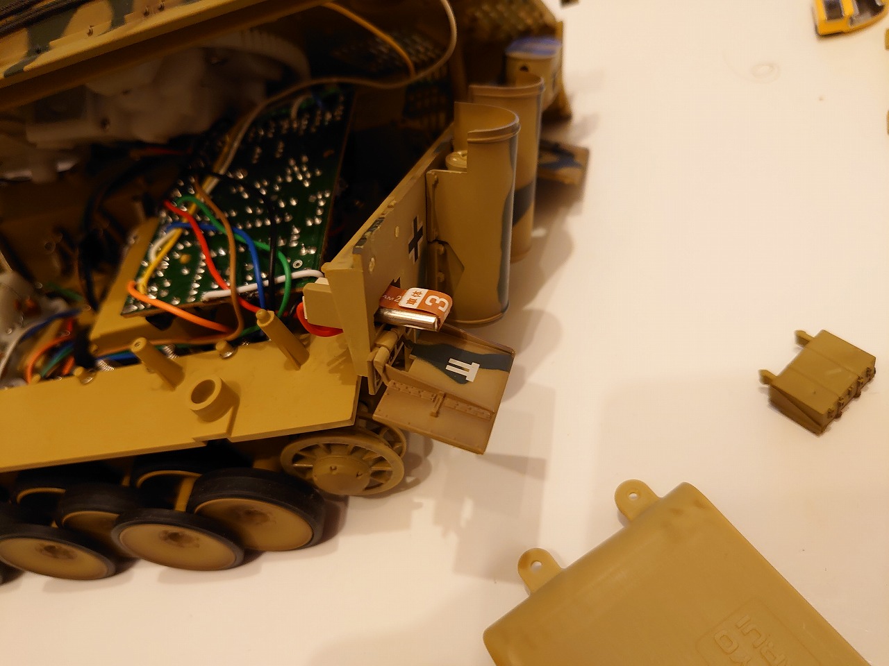 東京マルイ 1/24 RCバトルタンク タイガーI (迷彩仕様) を分解してみた