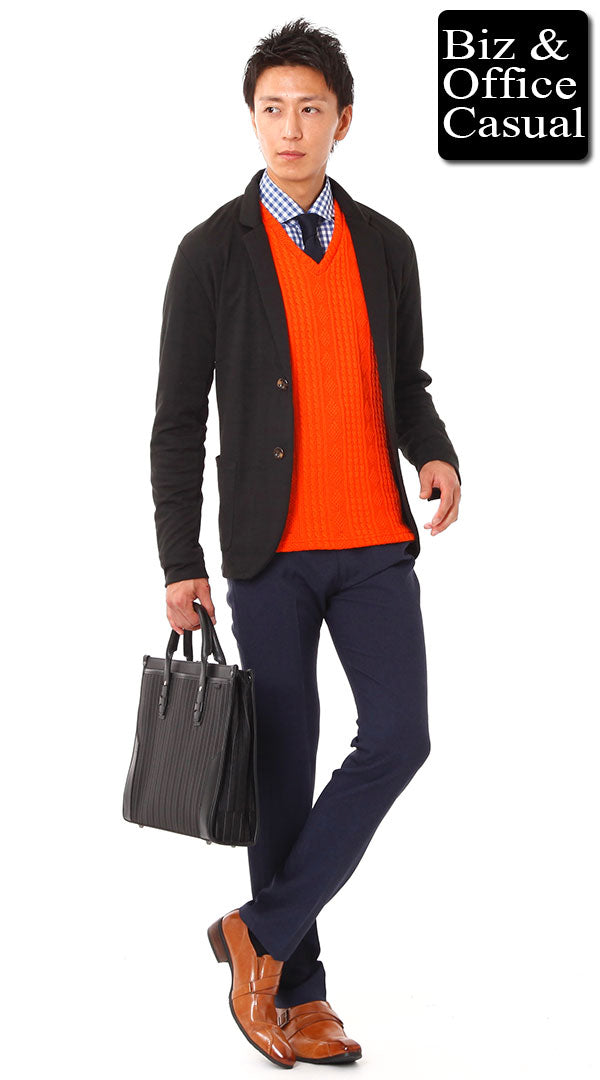 ブラックカットジャケット×オレンジニットセーター×ネイビースラックス