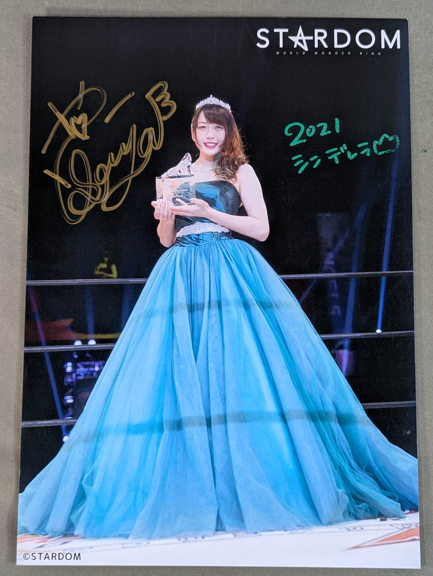 上谷沙弥 直筆サイン入り スターダムポートレート(V-7) – 闘道館