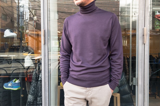 進化する老舗の名作 ジョンスメドレーの30ゲージ タートルネックニット