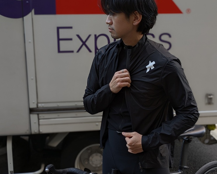 冬のロードバイクにレインジャケット？ ASSOS SCHLOSSHUND S11 が最