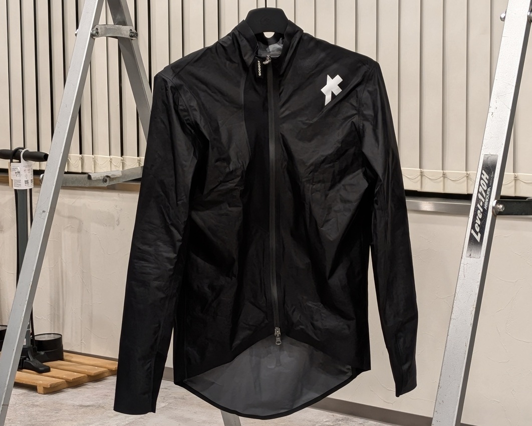 冬のロードバイクにレインジャケット？ ASSOS SCHLOSSHUND S11 が最