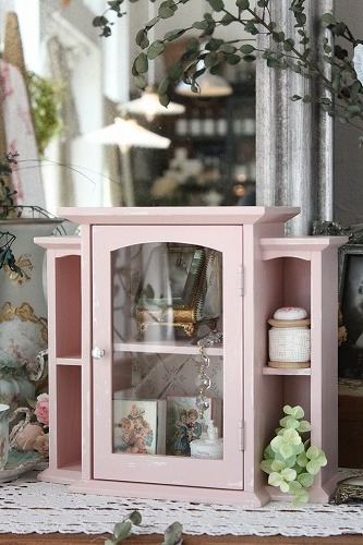 シャビーピンク／ガラスドア付きウォールキャビネット」ココン