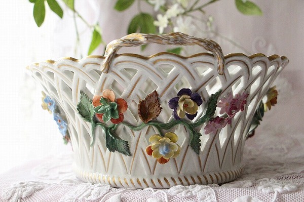 ドレスデン カール・ティーメ工房 磁器のお花のアップリケ 透かしの