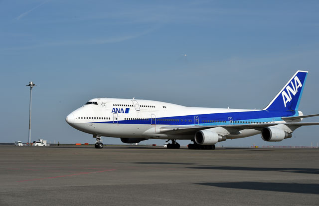 ANAの747ジャンボ、虹をくぐりラストフライト終える