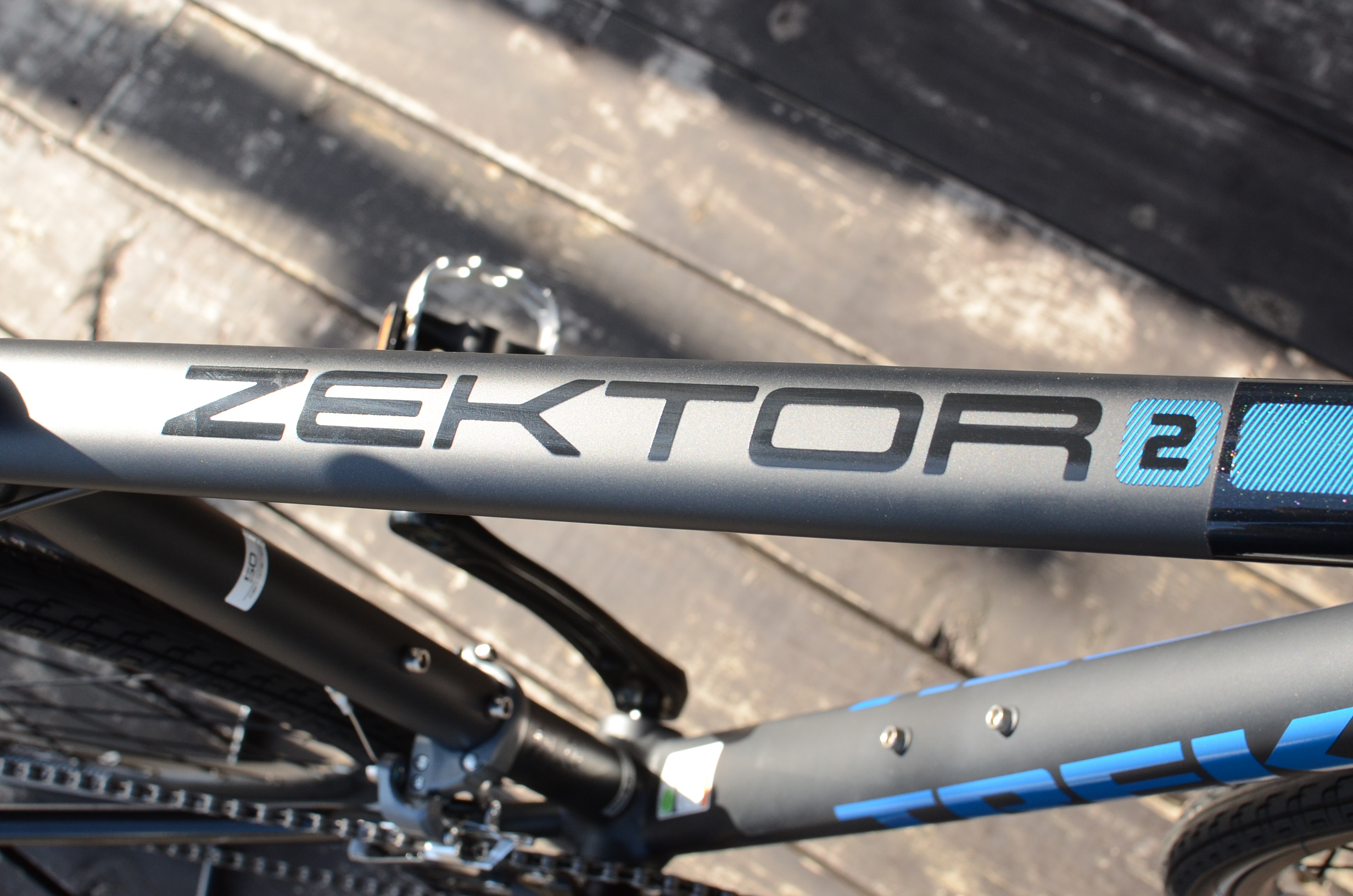 アグレッシブに走れるクロスバイク TREK Zektor2(ゼクター2) | BRENDA