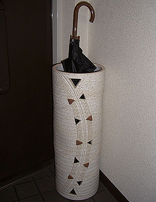 信楽焼 トライアングル傘立て（L）｜傘立て専門店の傘立て.net