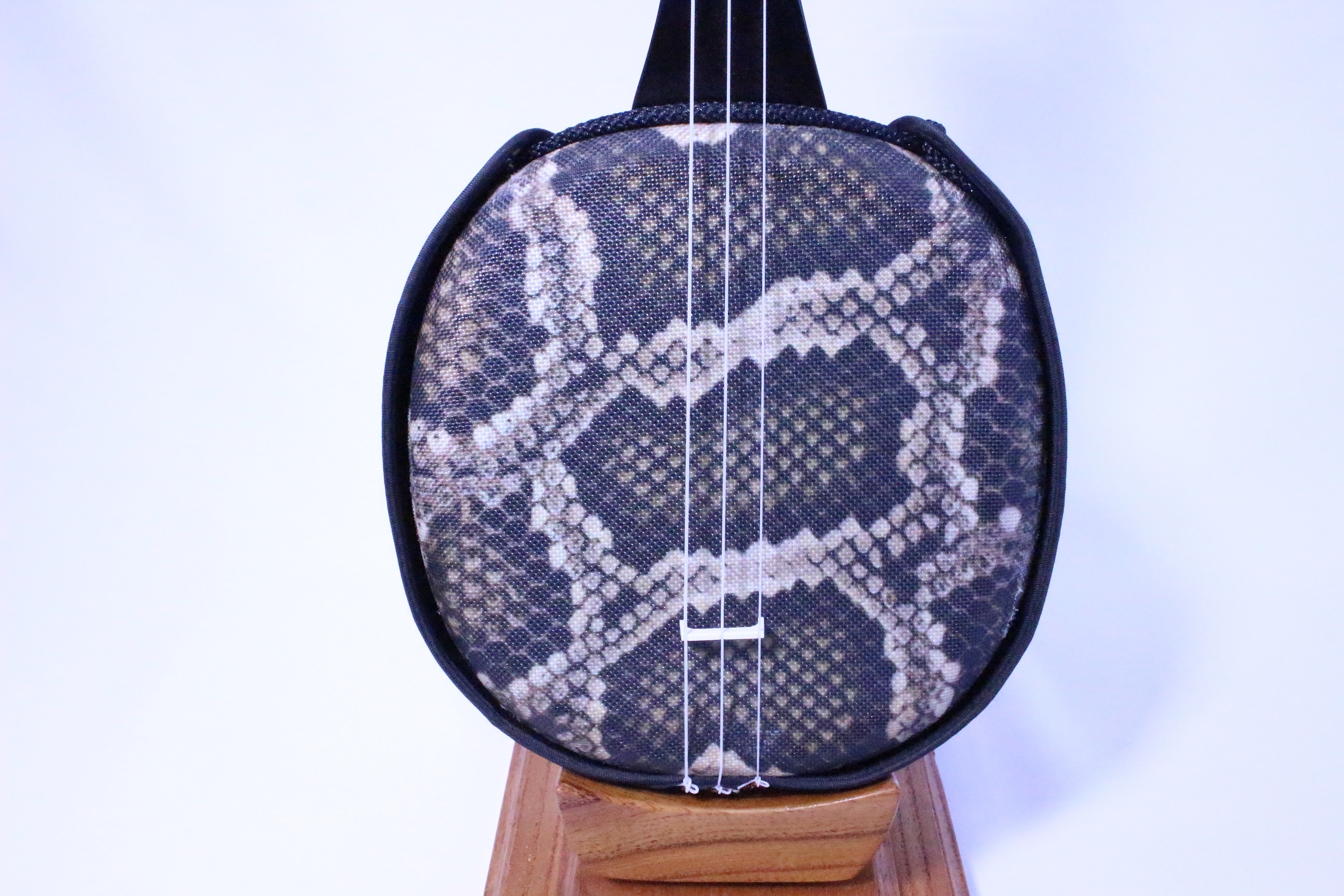 三線 沖縄 蛇皮 1枚張り ハードケース 宮古木工芸 与儀栄功 氏 三線