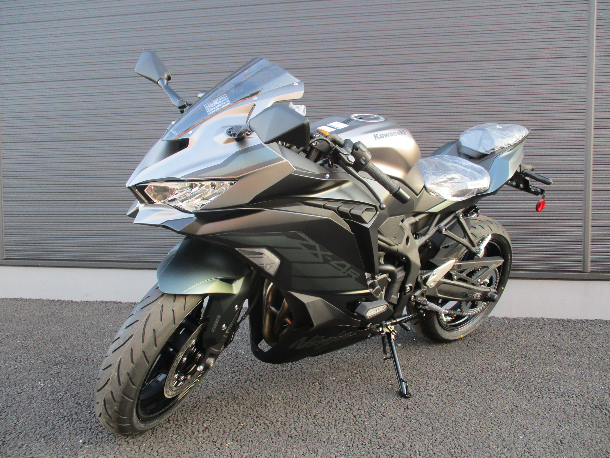 再入荷のお知らせ】Kawasaki ZX-4R SEが再入荷しました！ | モト
