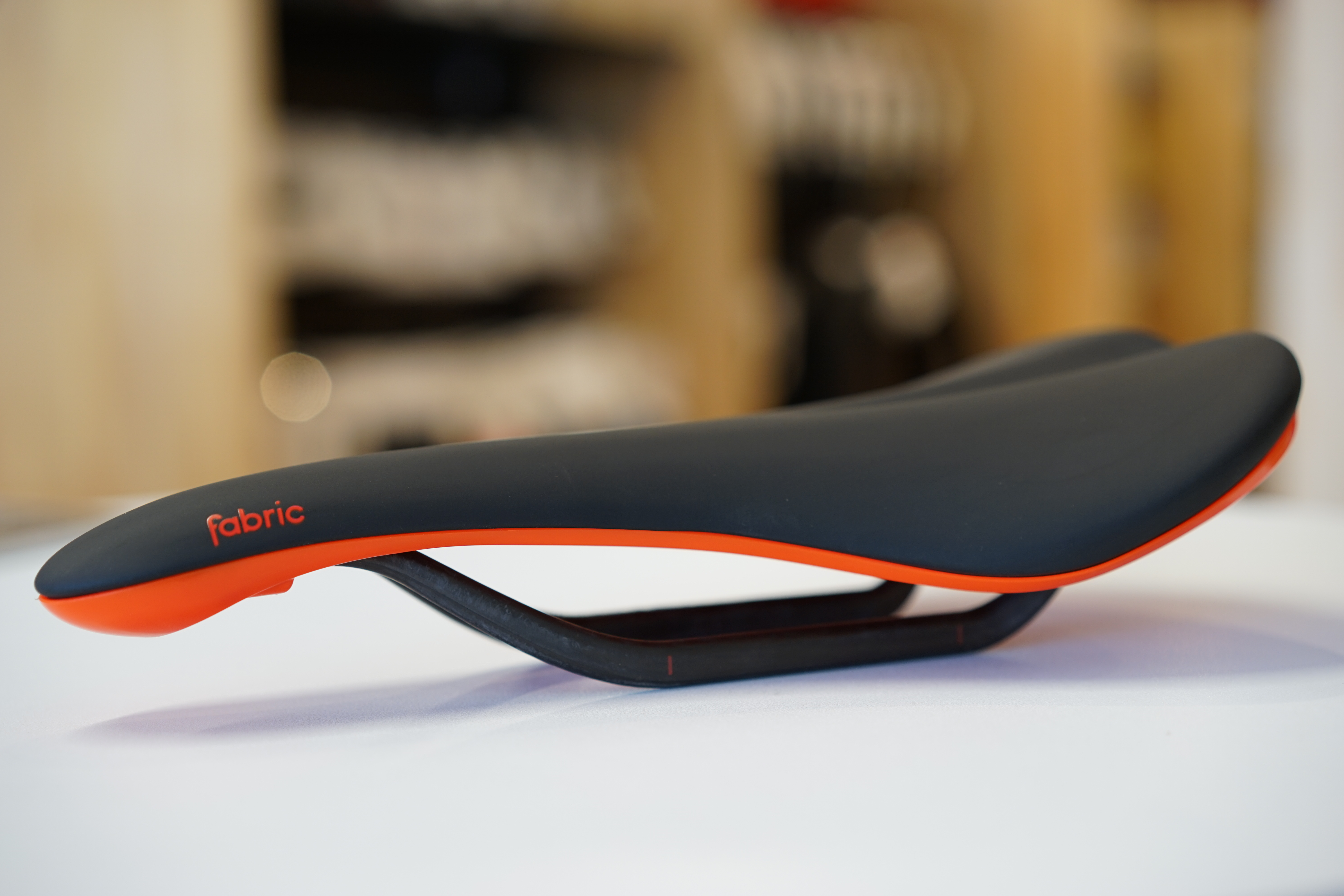 多くのスタッフが愛用するFabricサドルの上級モデル。Fabric SCOOP