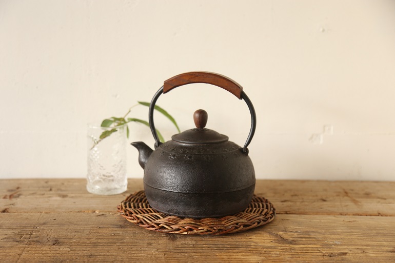 鉄瓶いっぱいに広がる桜模様が素敵な鉄瓶 mi・estilo｜ミ