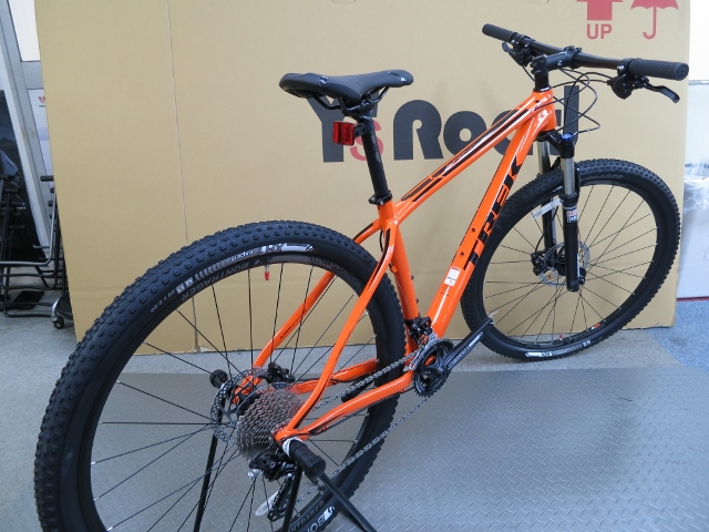 オレンジが目を引く29インチタイヤ装備のタフなMTB【TREK】SUPERFLY5