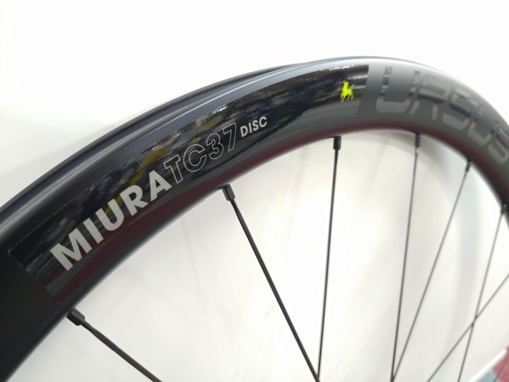 廉価?カーボンホイール戦国時代】ｽﾀｯﾌ吉田イチオシのURSUSが1セット
