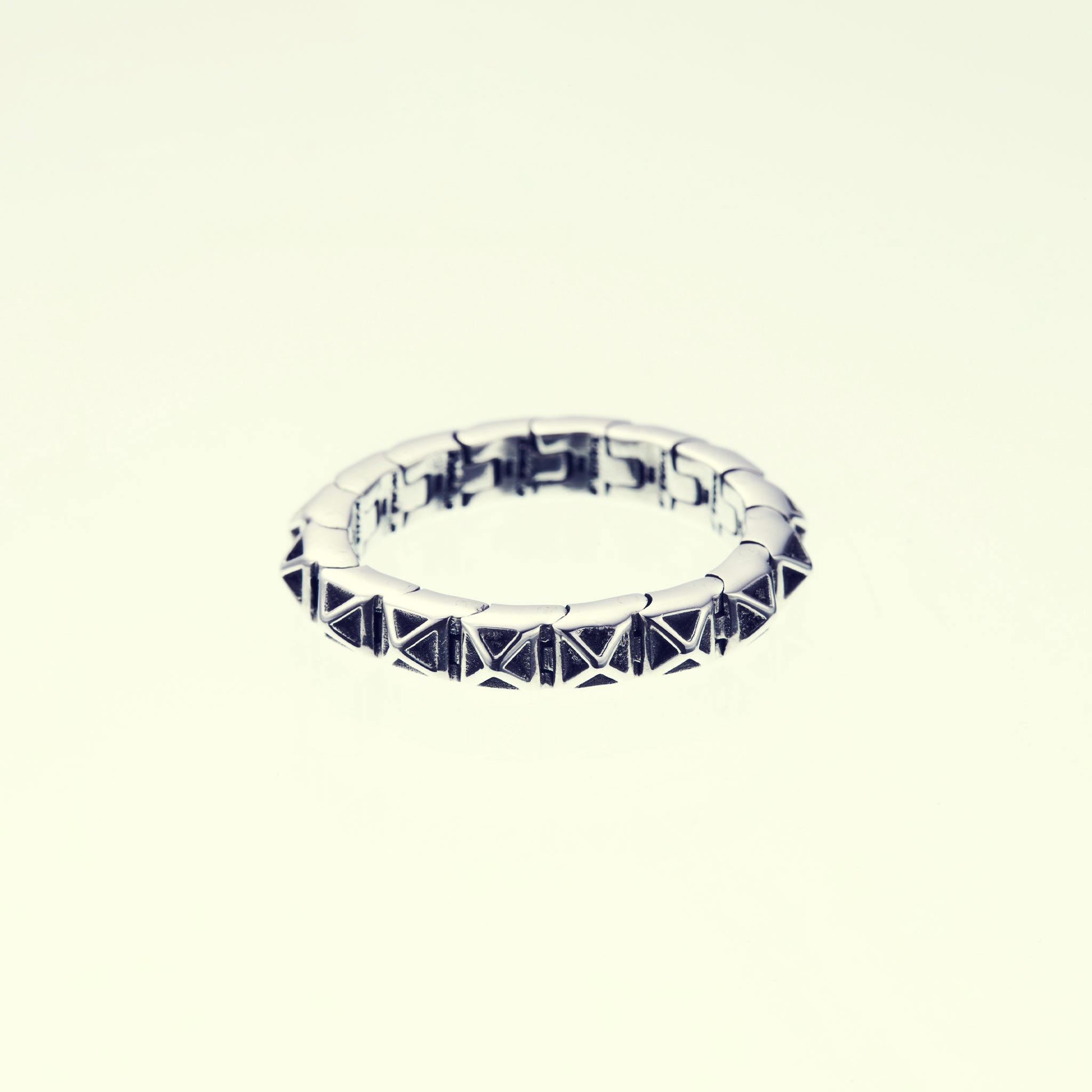 Tiny Pyramid Studs Ring : Edged｜タイニー・ピラミッド・スタッズ