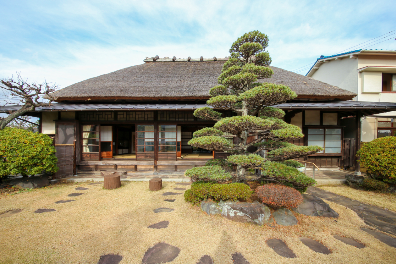 平屋］築100年を超える茅葺屋根の日本家屋｜旧三福不動産｜小田原市に