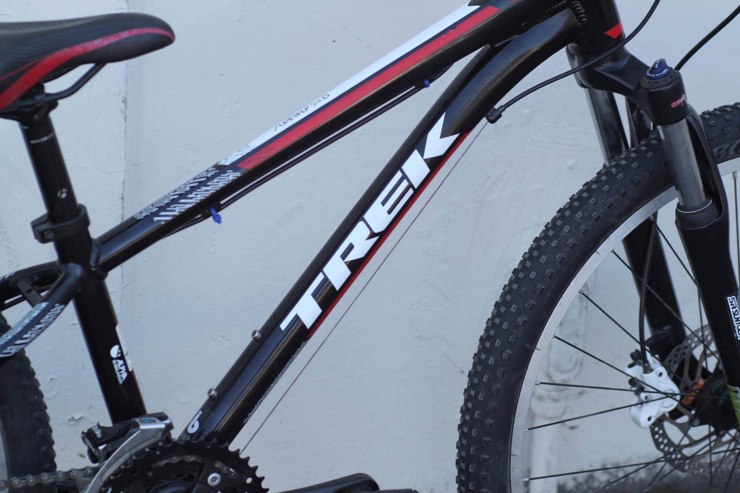 Trek Superfly 24 D Kid's Mountain Bike with Disc Brakes 24” Wheels