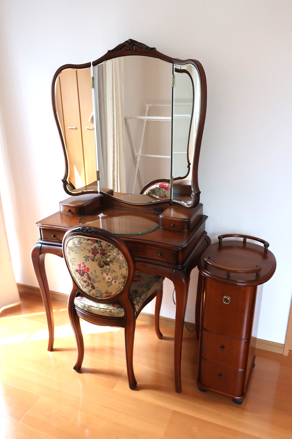 オシャレで使いやすいアンティークワゴンとドレッサー - 鏡台