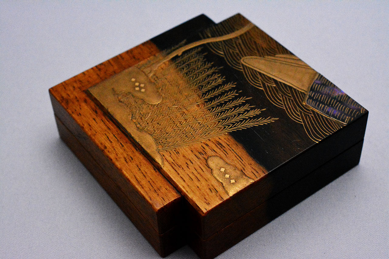 茶道具 「香合 黒柿 色紙 塩釜 蒔絵」 松田眞扶 越前漆器 – Takumi Japan