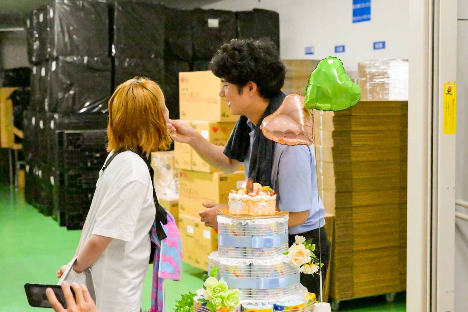 社員BBQでのサプライズ企画！トイレットペーパーケーキで新婚祝い