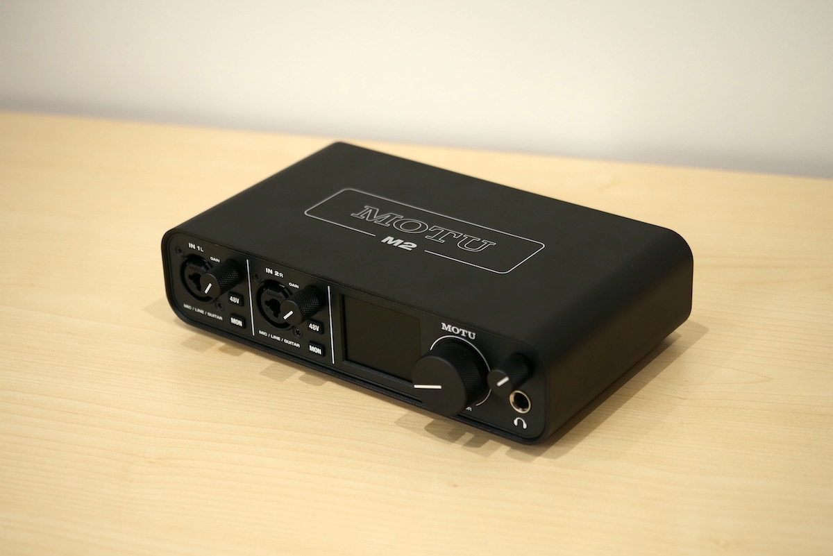 聴き専】MOTU M2 レビュー｜ヘッドホンアンプとしての実力も高いが人を