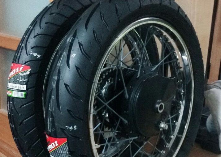 250TR カフェレーサーカスタム4】タイヤ交換とホイール塗装します