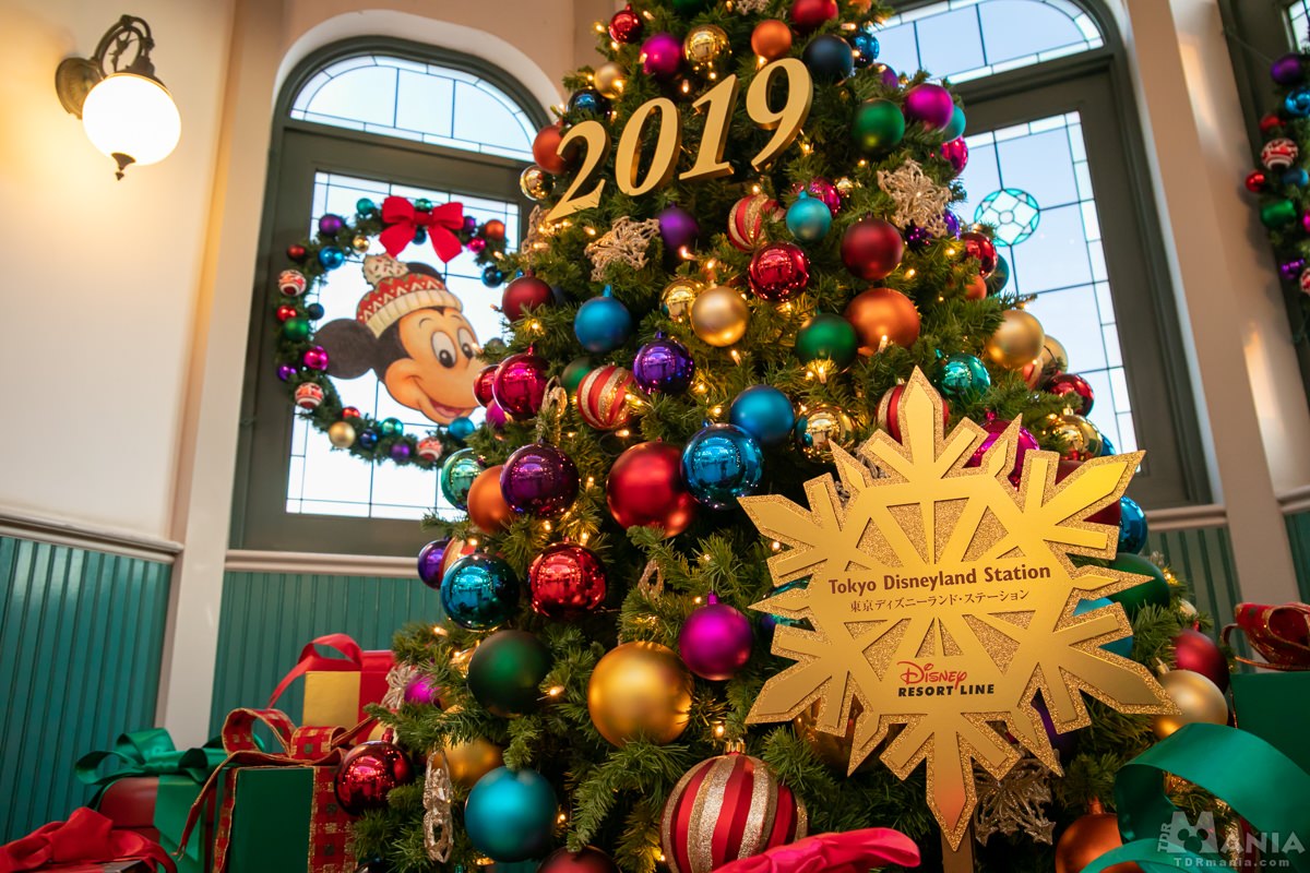 ミッキーサンタつり革”が可愛すぎる！？ リゾートラインで『クリスマス