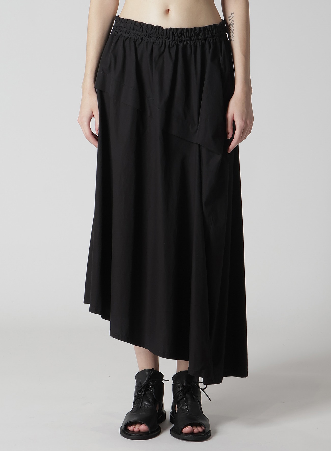 COTTON BROAD GARMENT DYEING RIGHT TUCKED ASYMMETRIC SKIRT(S Black