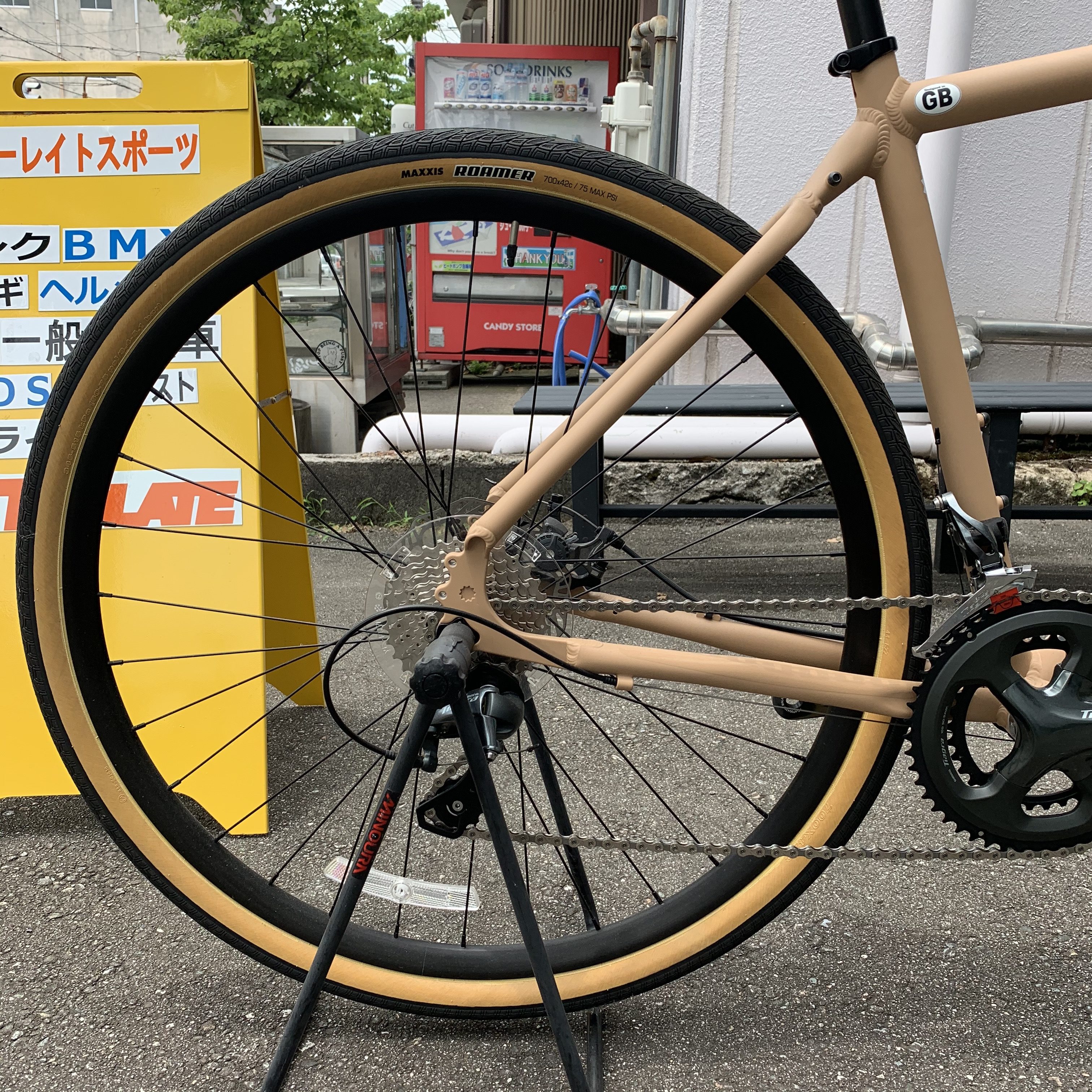 富山 タイヤ太めのロードバイク charge bike チャージバイク PLUG 3