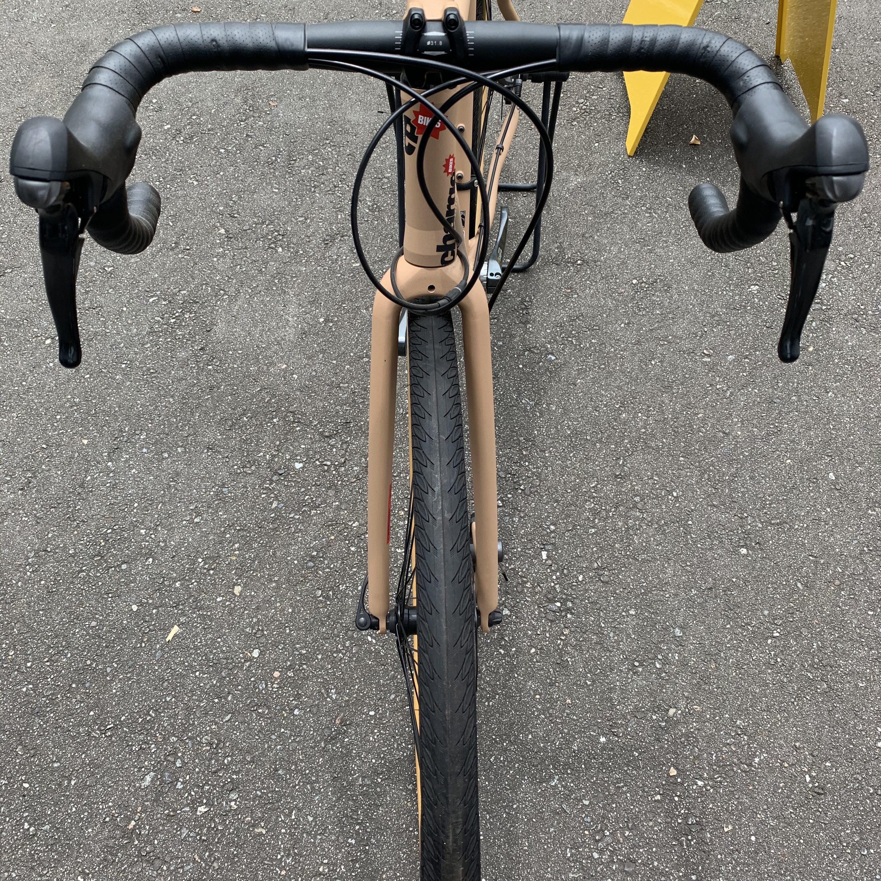 富山 タイヤ太めのロードバイク charge bike チャージバイク PLUG 3