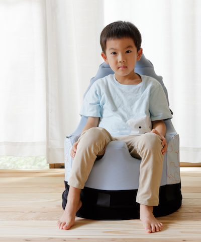 不安定な姿勢でも無理なくサポート。どこでも使える軽量級です