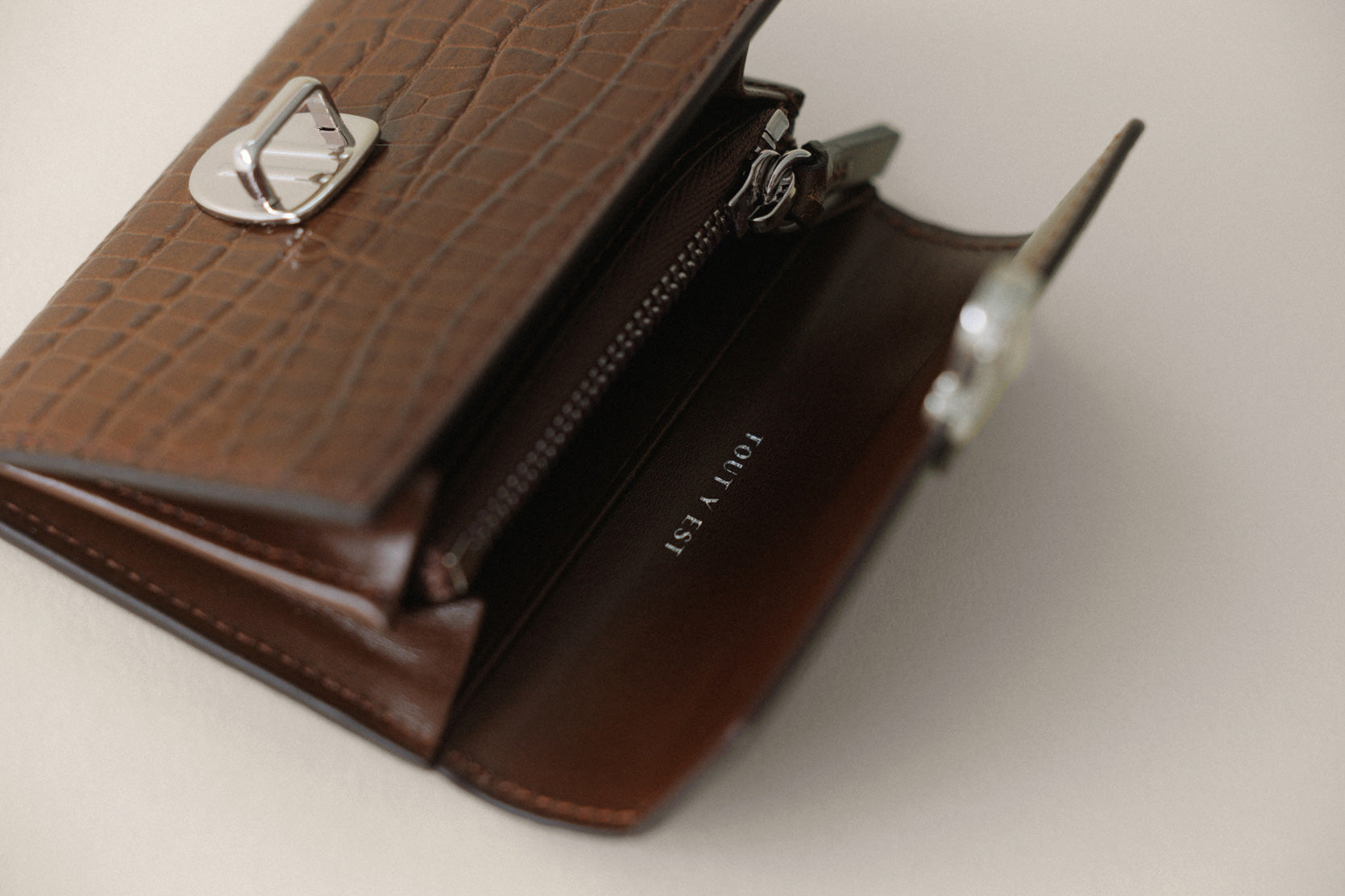 PORTE CARTES LOQUET CROCO BROWN – TOUT Y EST JP