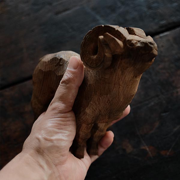 木彫りの羊のオブジェ – zakka store towi