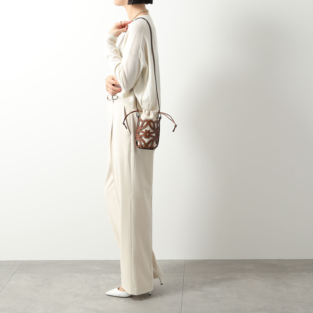 楽天市場】LOEWE ロエベ ショルダーバッグ ANAGRAM CUT OUT POCKET